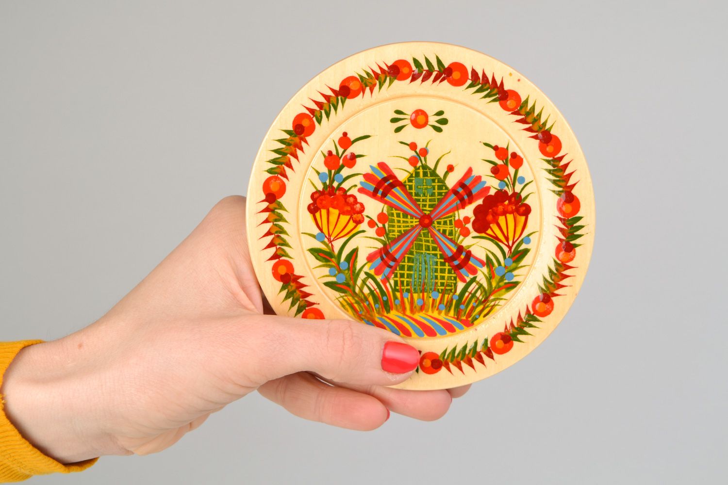Kleiner handmade dekorativer Teller aus Holz mit Petrykivka Malerei foto 2