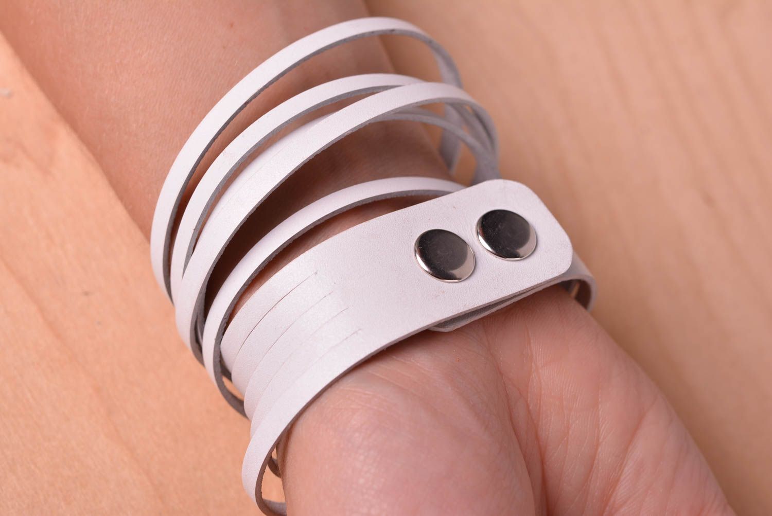 Bracelet cuir Bijou fait main large design de créateur Accessoire femme photo 5
