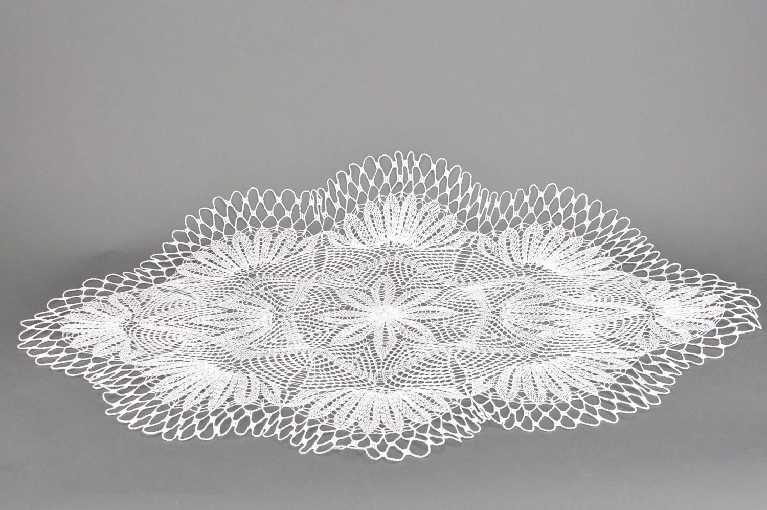 Weiße Deko Serviette für den Tisch aus Baumwolle gehäkelt interessant handmade foto 2