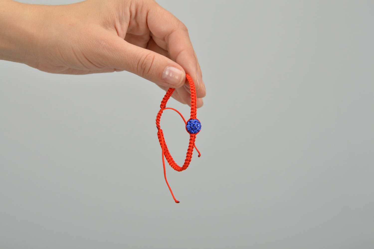 Bracelet rouge tressé en lacet ciré avec perle de strass bleue fait main fin photo 2