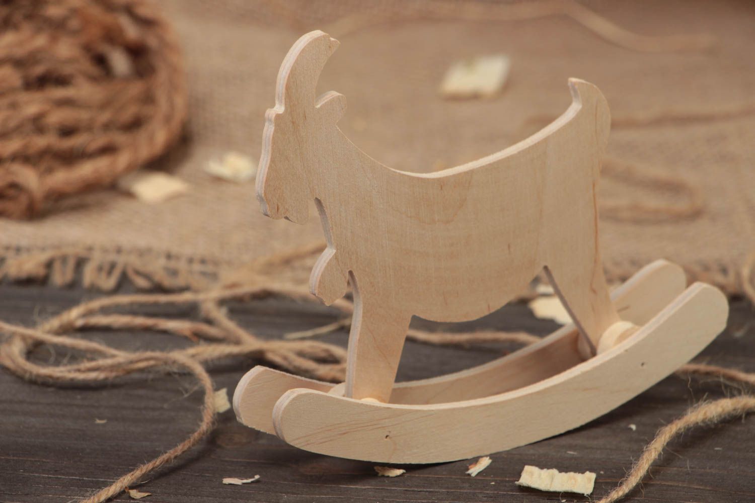 Petit jouet en bois brut fait main en forme de chèvre à bascule à décorer  photo 1