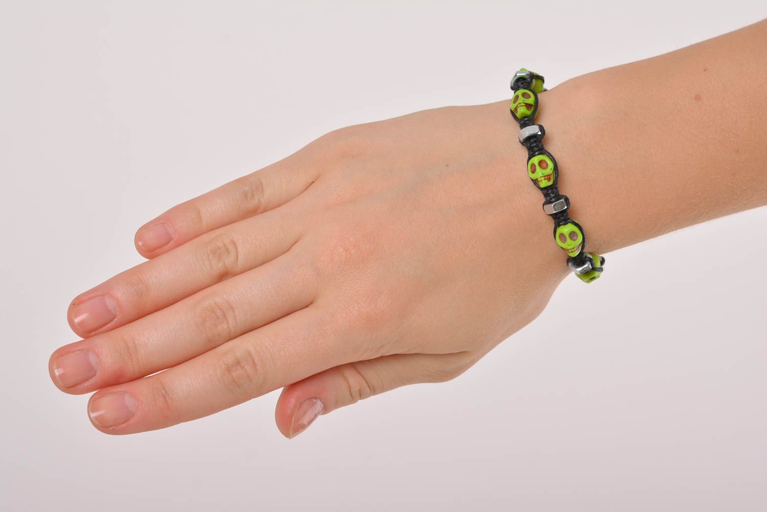 Bracelet original Bijou fait main noir avec crânes verts Cadeau pour ado photo 3