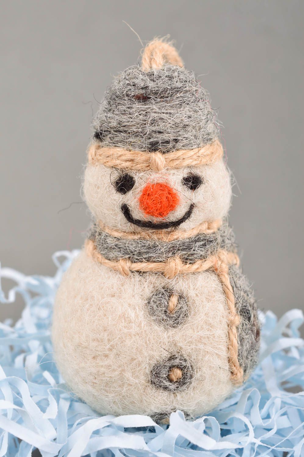 Валяная игрушка ручной работы декор на стену игрушка из шерсти в виде снеговика фото 1