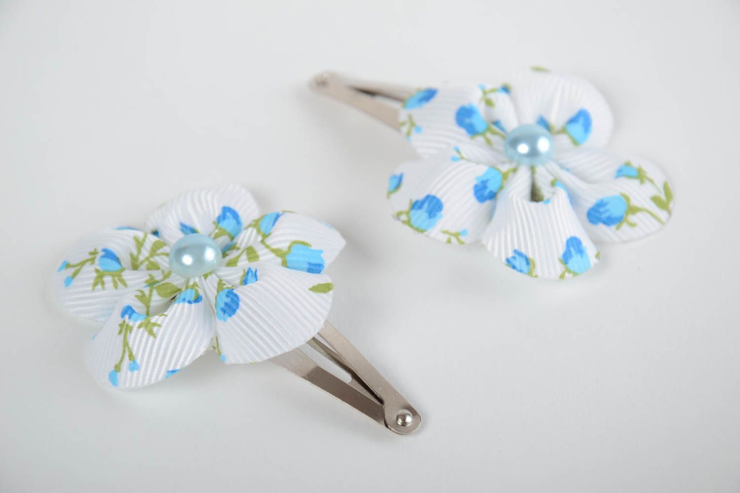 Set of 2 white handmade children's rep ribbon flower hair clips photo 2
