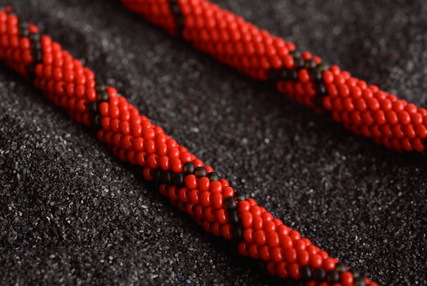 Collier spirale Bijou fait main rouge et noir Cadeau femme avec pendeloque photo 5