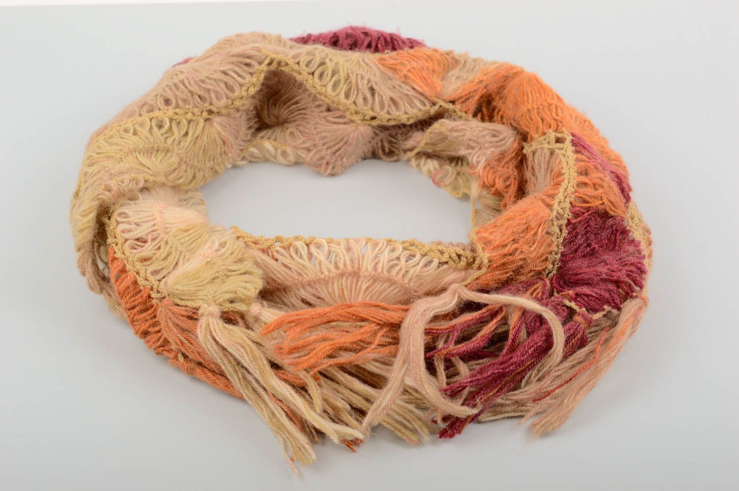 Авторский шарф ручной работы шарф на шею короткий необычный подарок светлый фото 2