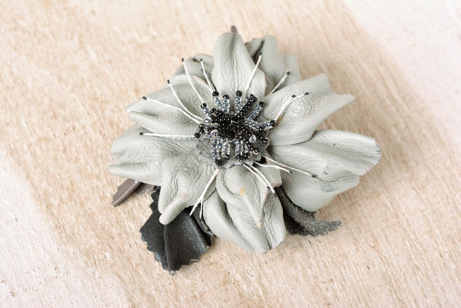 Broche fleur faite main Barrette cheveux Accessoire femme grise élégante cuir photo 1