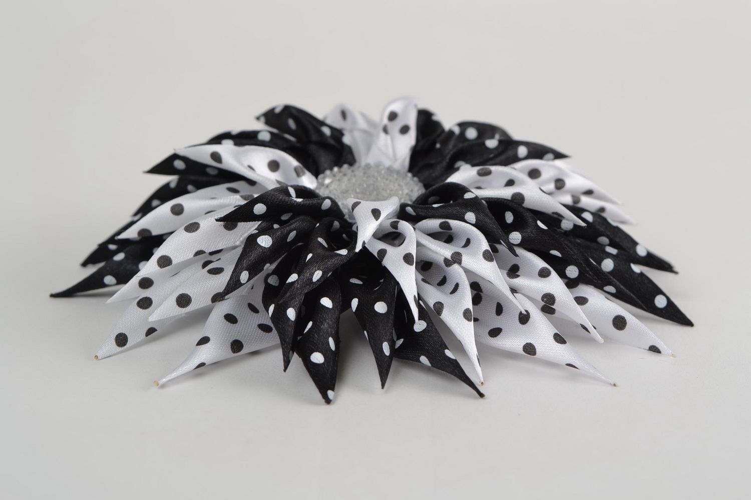 Schwarz weißes Haargummi mit Blume aus Atlasbändern in Kanzashi Technik handmade foto 4