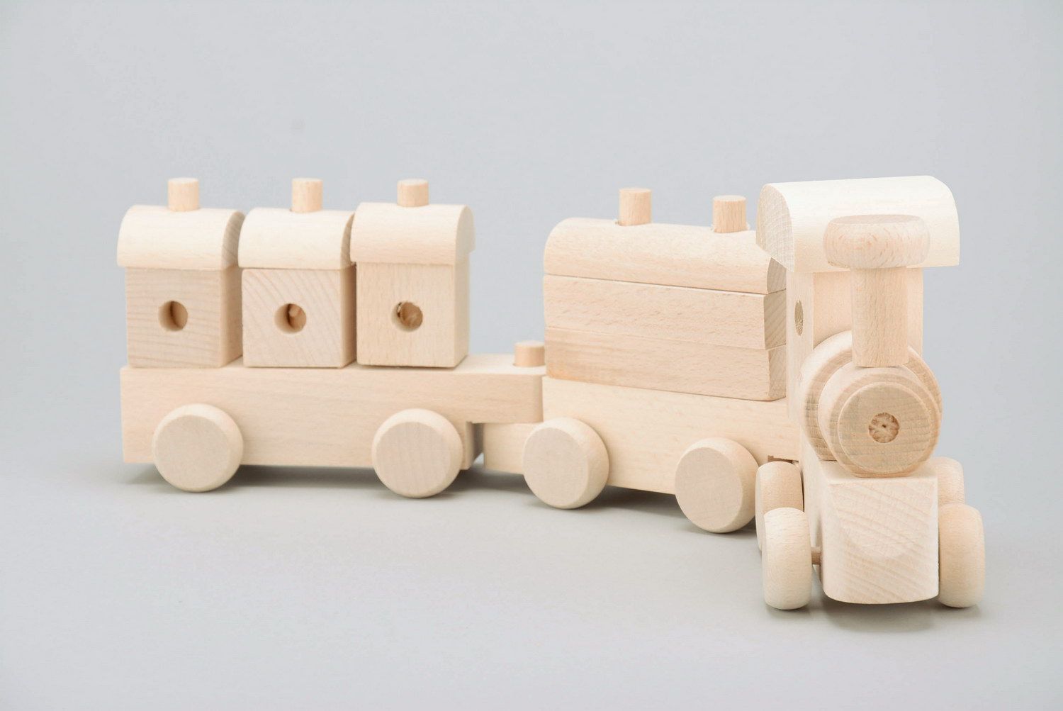Locomotora de juguete de madera  foto 1