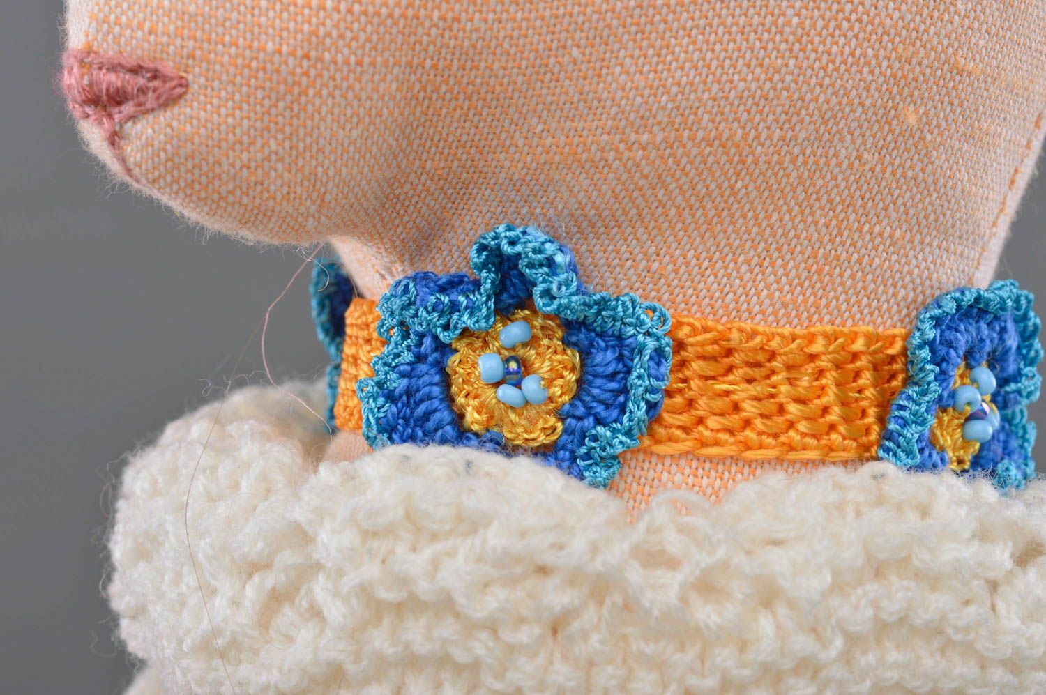 Мягкая игрушка из льна и хлопка Козочка в вязаном сарафане ручная работа фото 3
