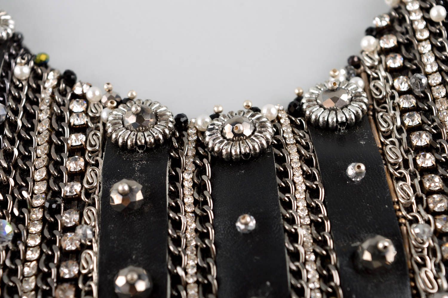 Collier noir Bijou fait main en chaînes cuir strass cristaux Cadeau femme photo 4