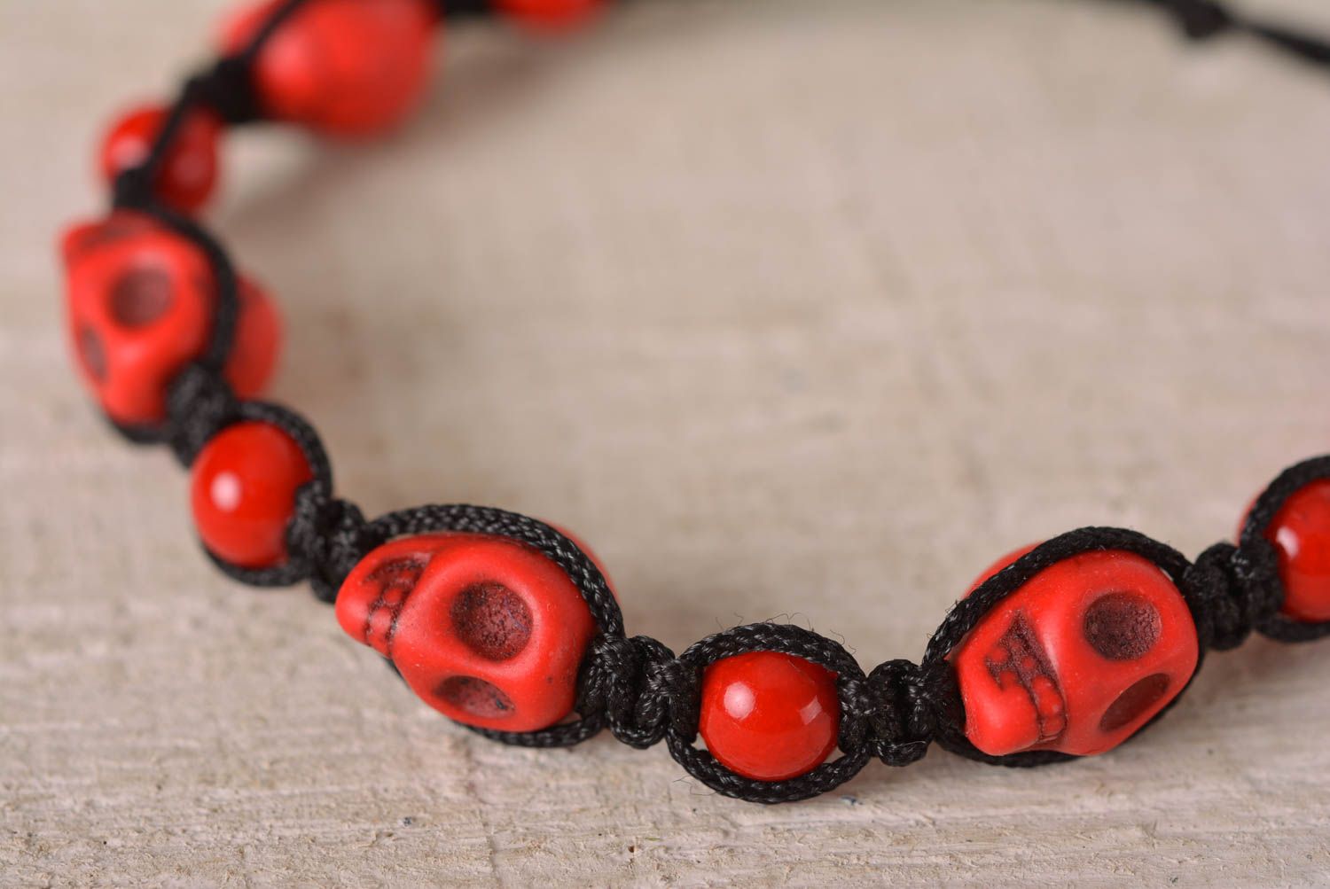Bracelet original Bijou fait main noir avec crânes rouges Cadeau pour ado photo 2