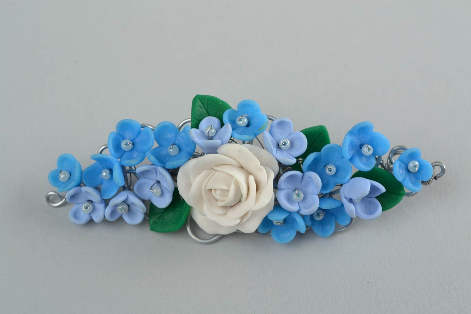 Künstlerische Blumen Brosche aus Polymer Ton Flieder und Rose weiß blau handmade foto 3