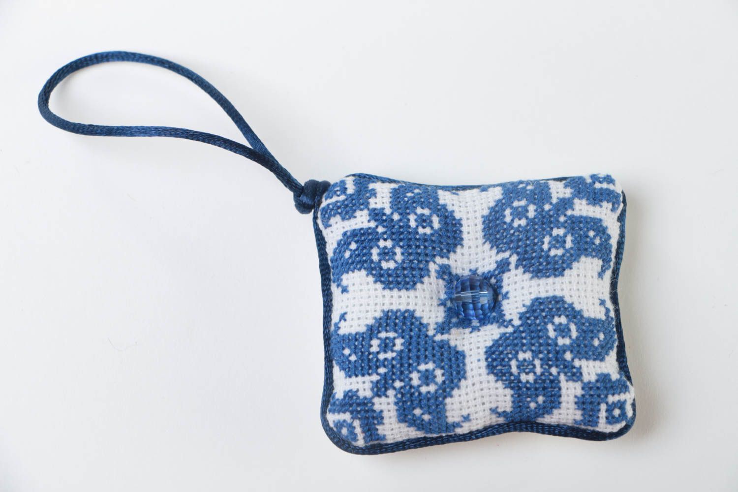 Almohadilla para agujas artesanal original de tela bordada con ojete azul   foto 2