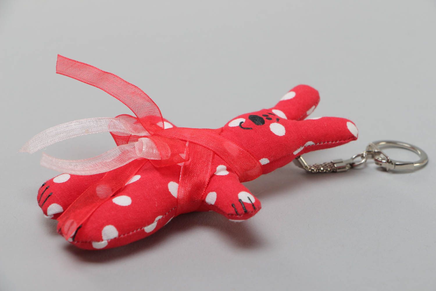 Брелок в виде зайца из х/б мягкая игрушка на ключи ручной работы красная в горох фото 3