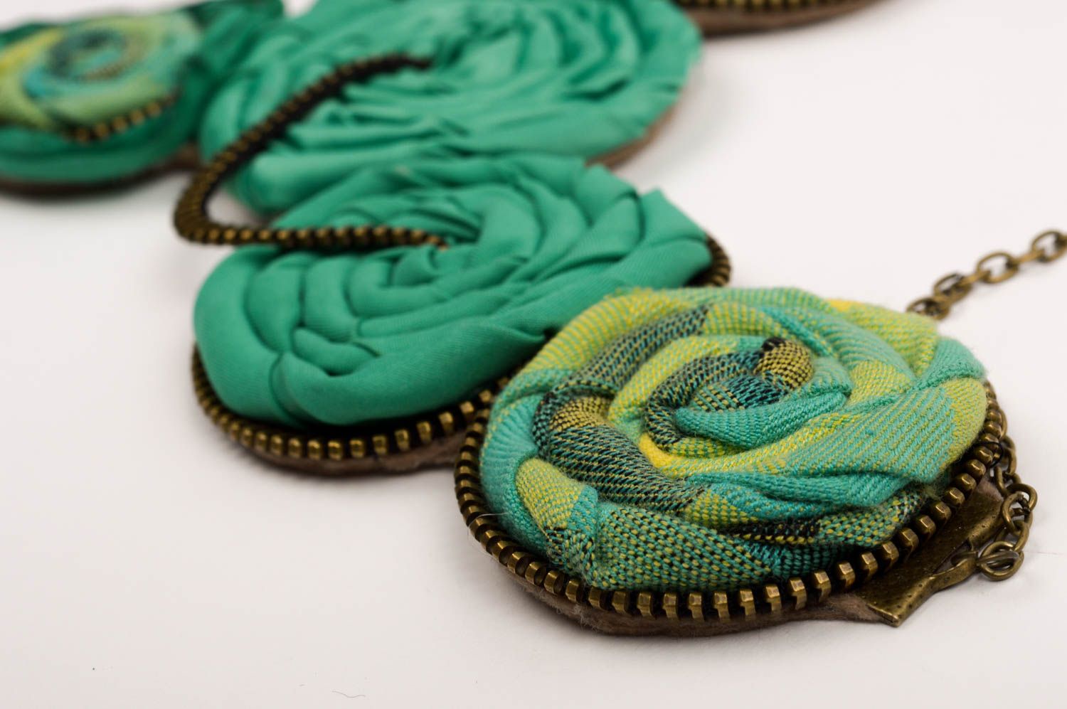Колье из ткани украшение ручной работы авторская бижутерия зеленое колье фото 2