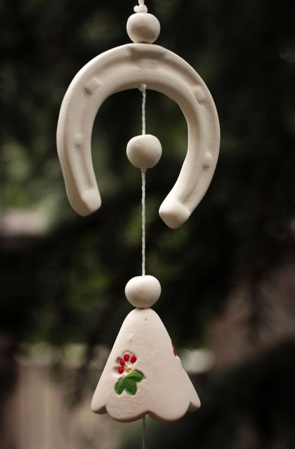 Campana de cerámica colgante con una herradura
 foto 1