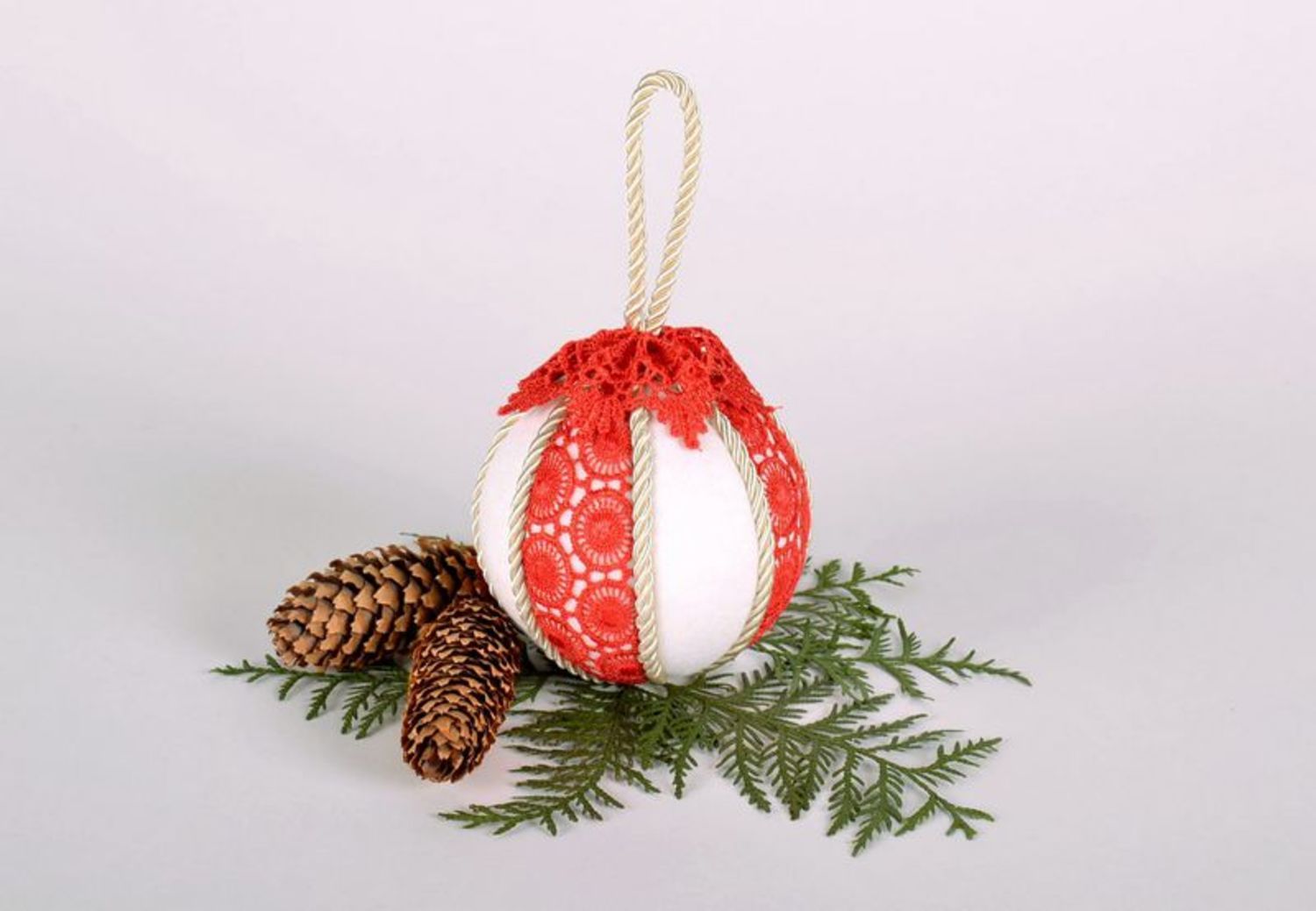 Jouet de Noël en forme de boule en tissu blanc et rouge photo 1