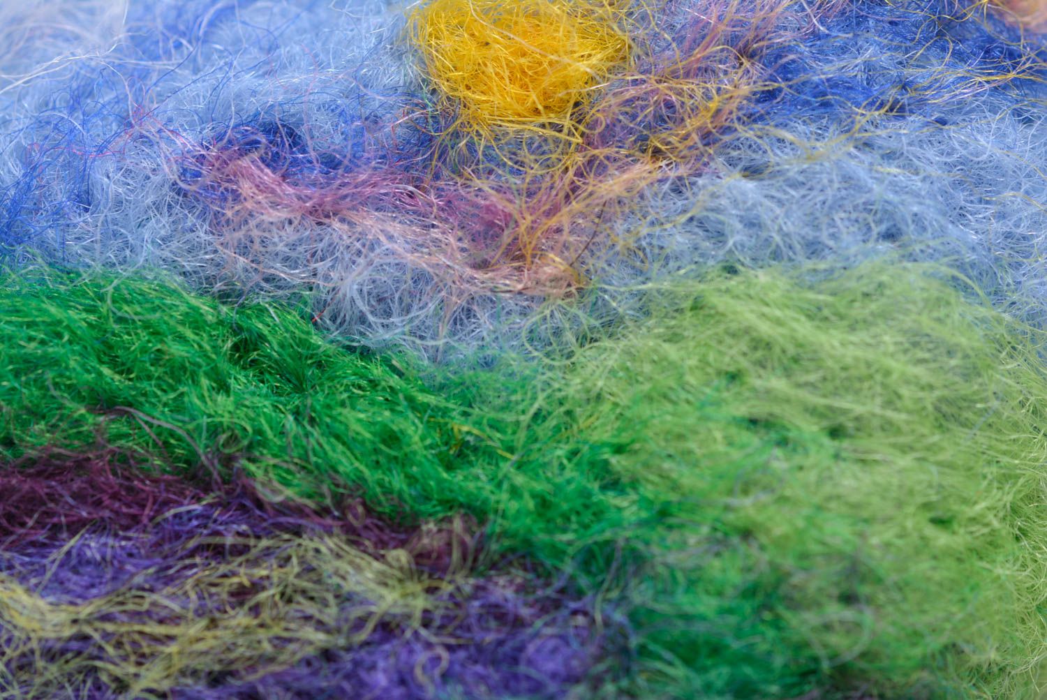 Broche coeur multicolore en laine feutrée faite main originale romantique photo 3