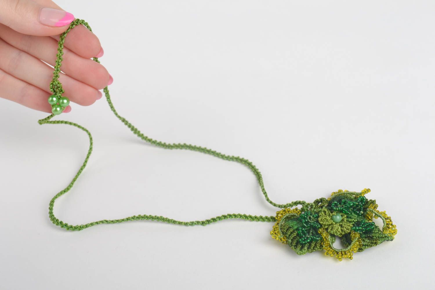 Pendentif fantaisie vert en macramé Bijou fait main tressé Cadeau femme photo 5