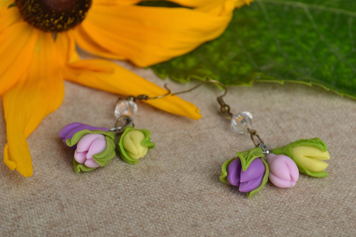 Красивые нежные серьги с цветами из полимерной глины авторское украшение хедмейд фото 1