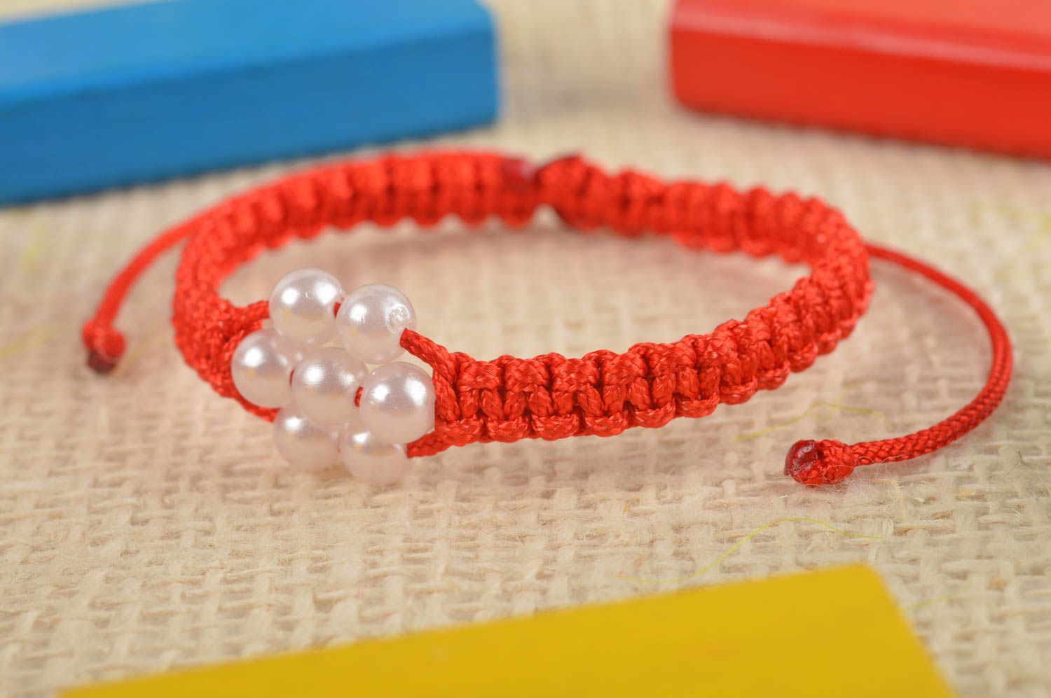 Bracelet textile Bijou fait main rouge tressé fin design original Cadeau femme photo 1