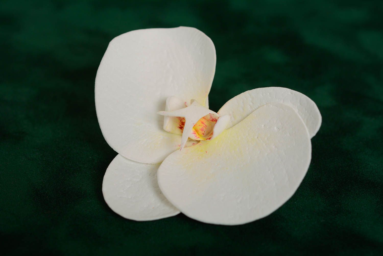 Авторская заколка для волос орхидея из фоамирана на зажиме белая ручной работы  фото 1