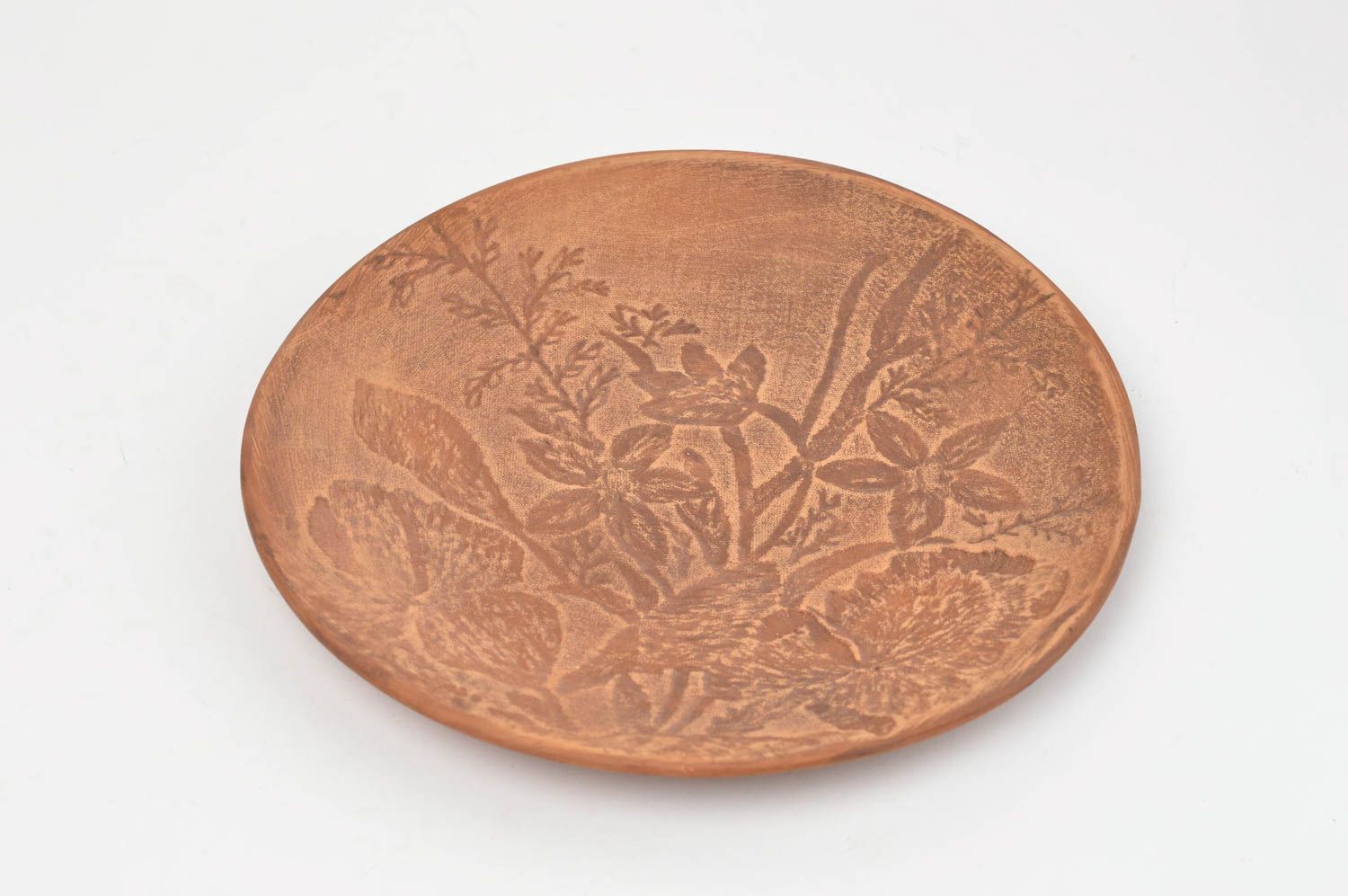 Красивая круглая керамическая тарелка из красной глины с цветочным узором  фото 2