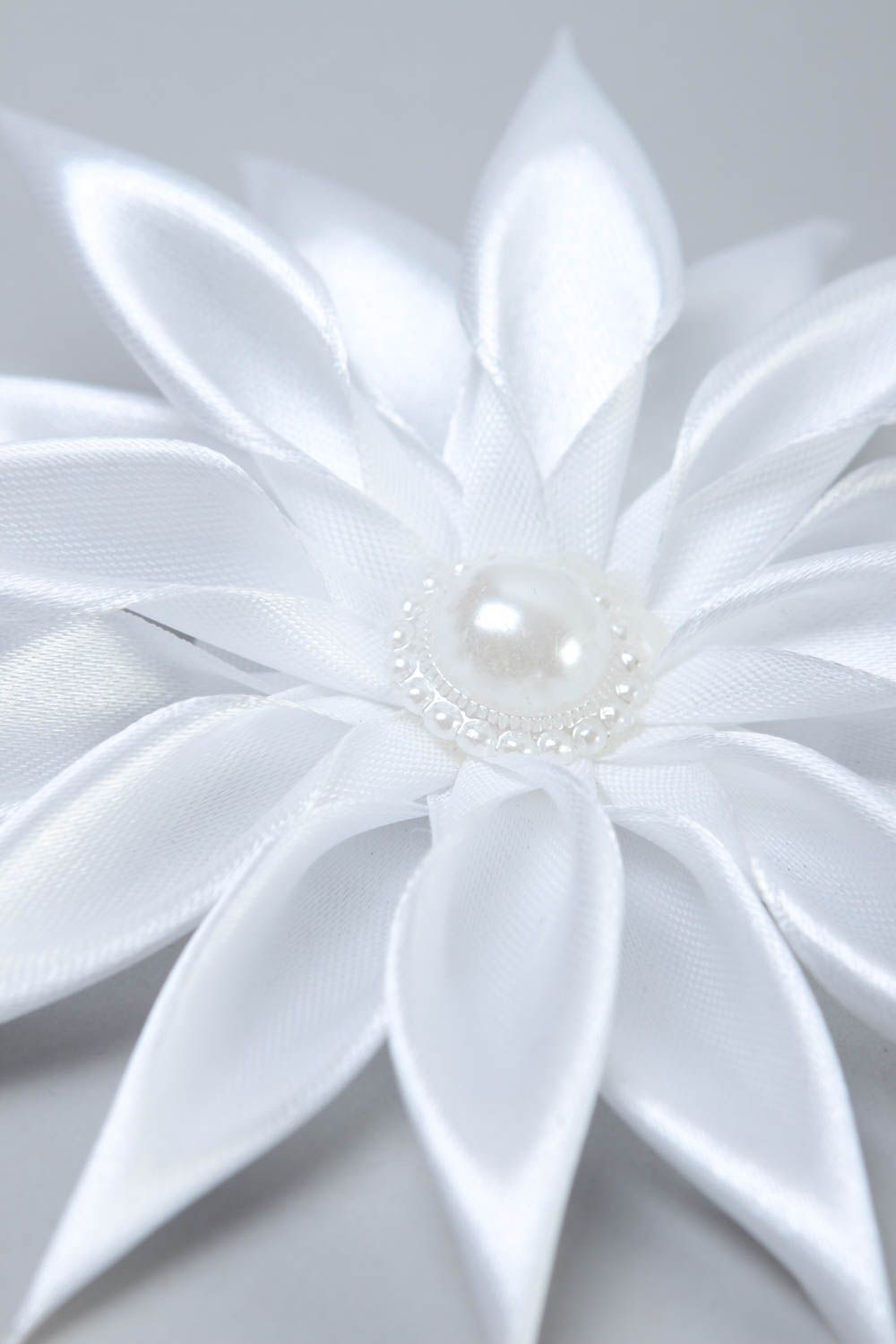 Barrette à cheveux fleur fait main blanche en rubans Accessoire femme kanzashi photo 3