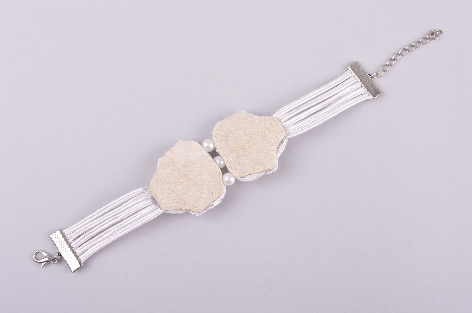 Handgemachtes Armband Soutache Schmuck weißes Armband Damen Accessoire bestickt  foto 3