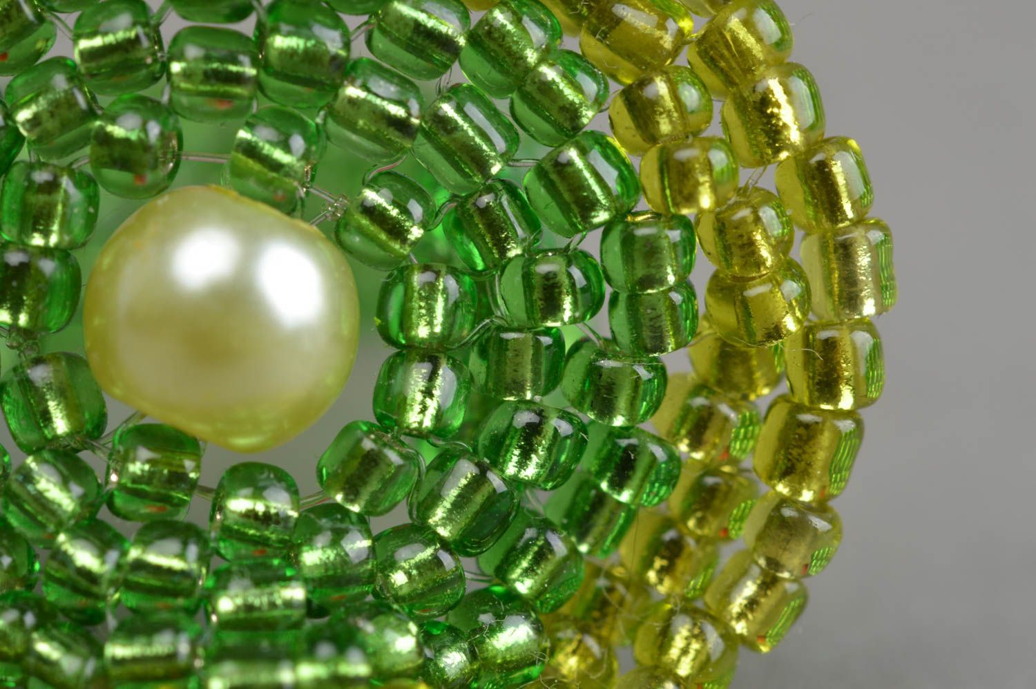 Grüner Ring aus Glasperlen Blume originell grell künstlerische Handarbeit foto 5