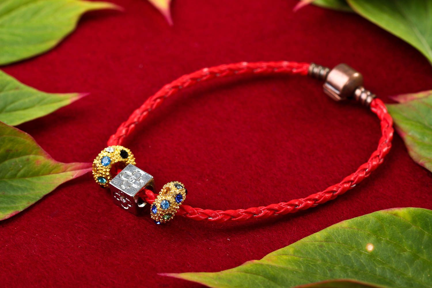 Bracelet textile rouge Bijou fait main pièces métalliques Accessoire femme photo 1