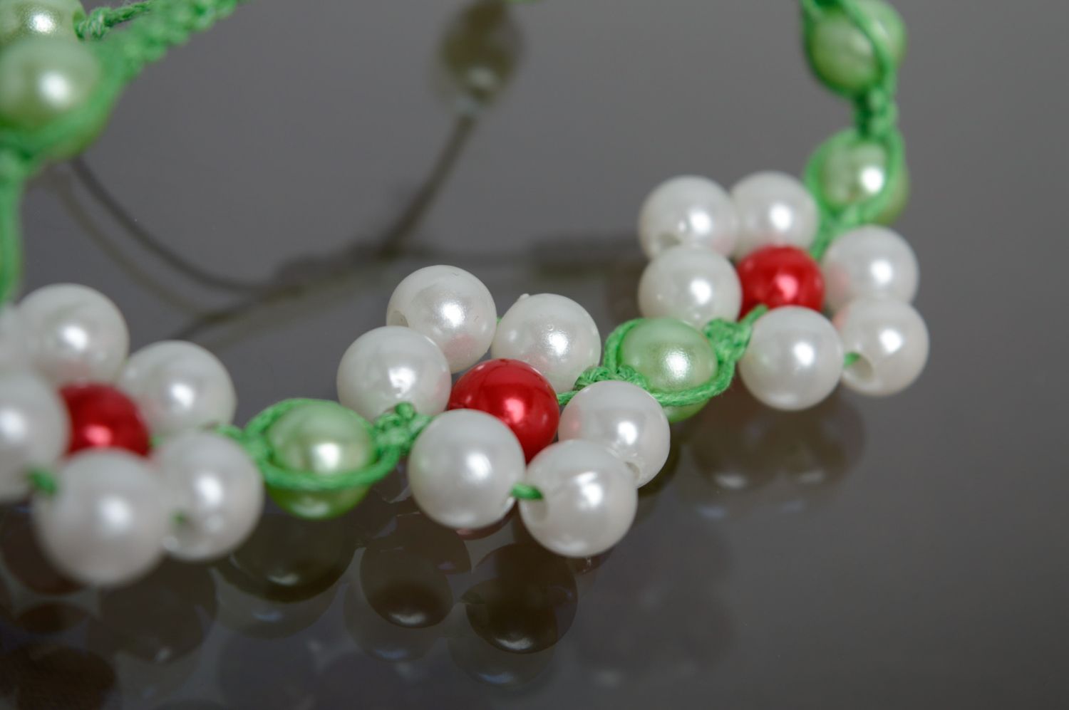 Bracelet en macramé tressé lacet vert ciré et perles de verre fait main photo 2