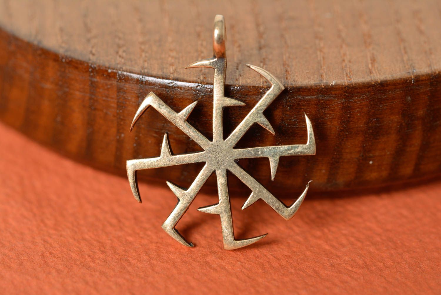 Pendentif ethnique rond fait main original en bronze bijou symbole slave photo 2