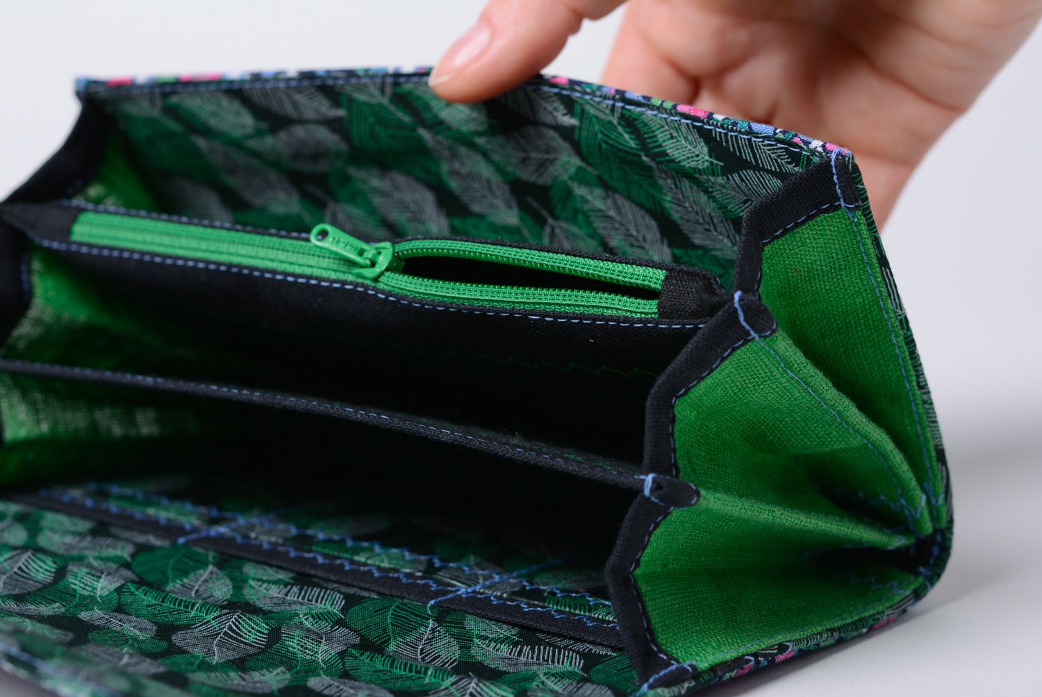Handgemachte kleine grüne blaue Geldbörse aus naturellen Stoffen für Frauen foto 4