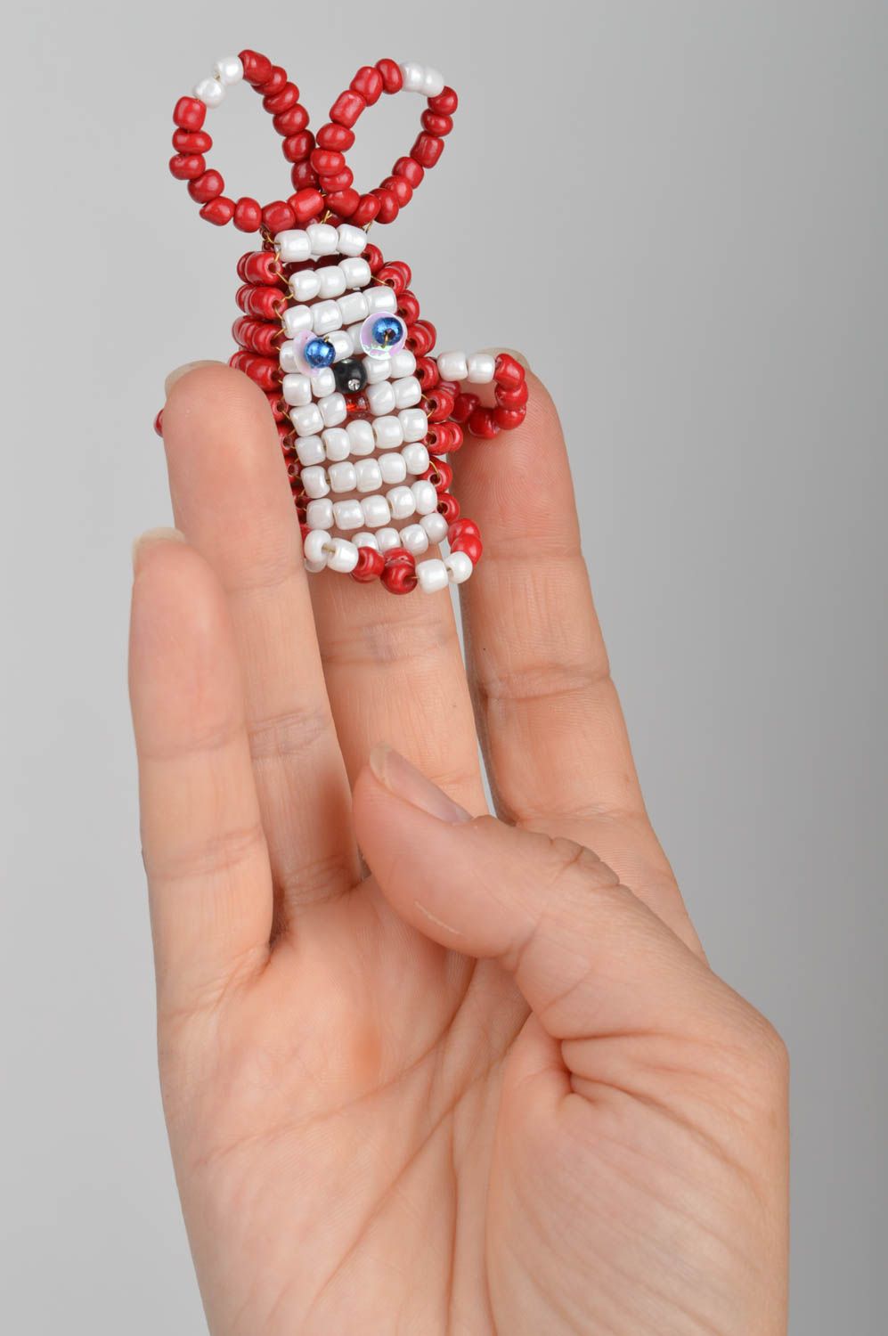 Пальчиковая игрушка заяц из бисера ручной работы маленькая детская красивая фото 5