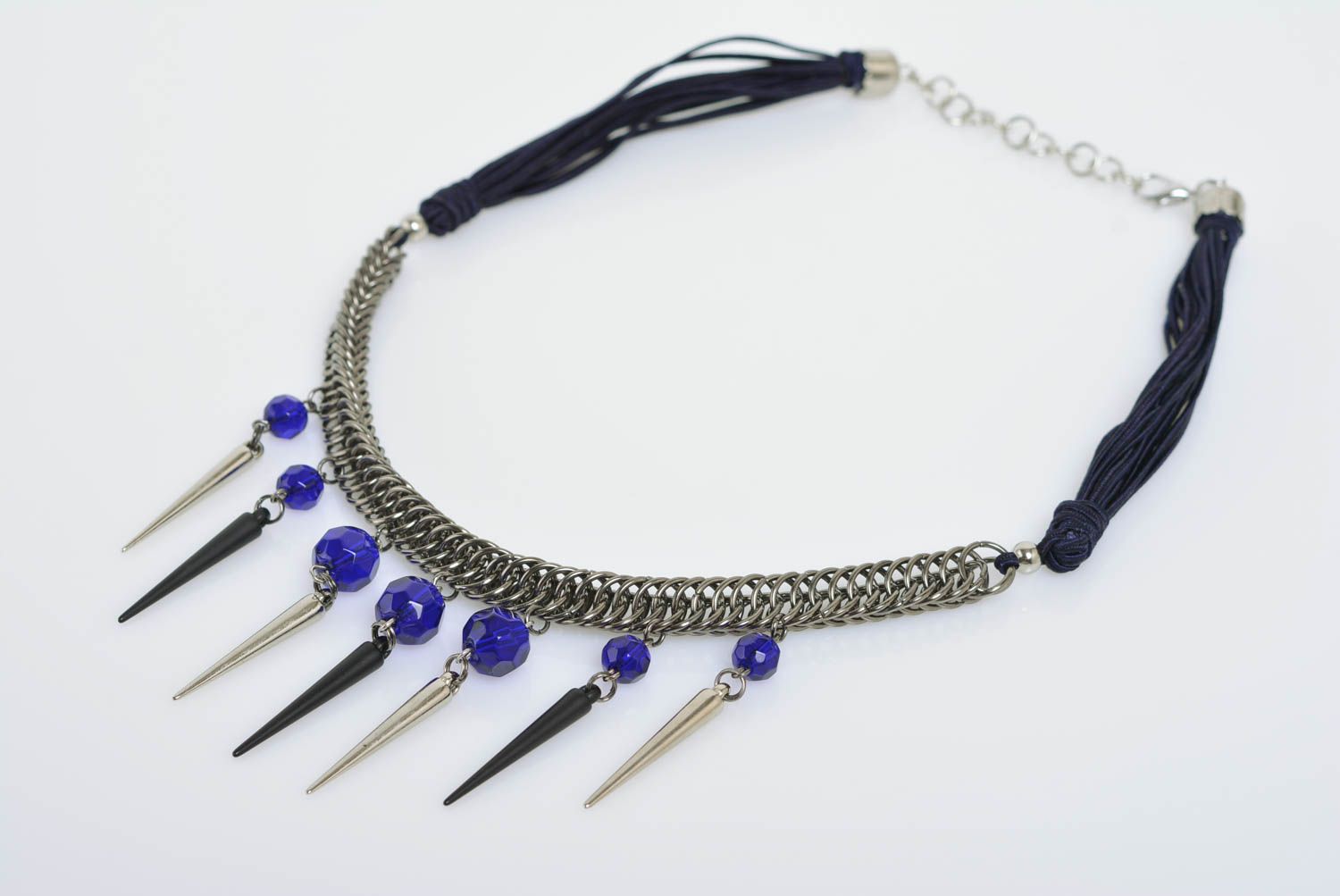 Collier avec perles plastiques bleues et piques fait main en métal original photo 1