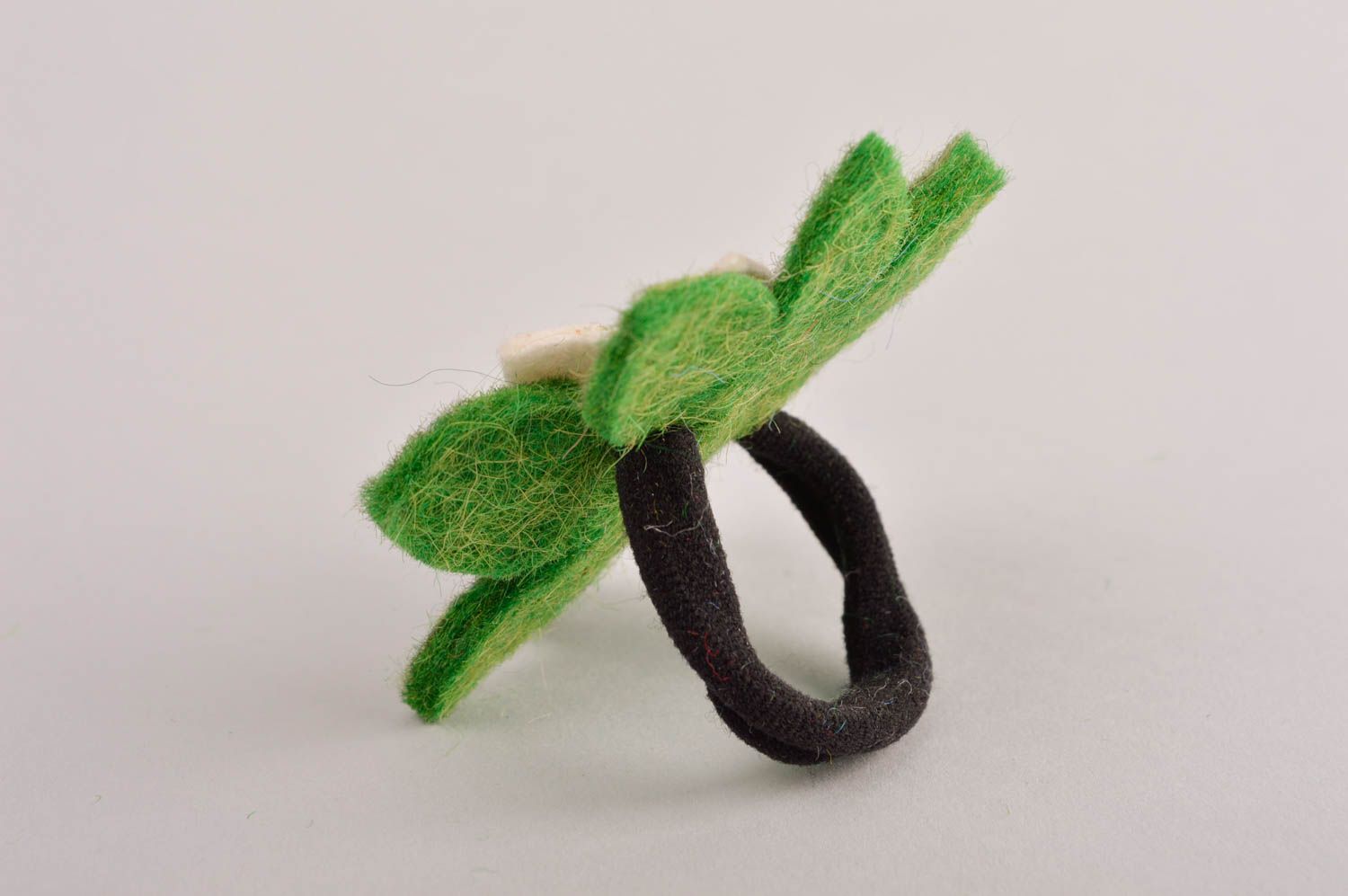 Handmade Schmuck aus Filz Blumen Haargummi Accessoire für Haare grün weiß foto 4
