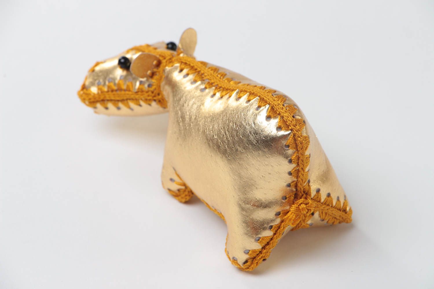Золотистая кожаная игрушка ручной работы в виде бегемотика небольшая красивая фото 4