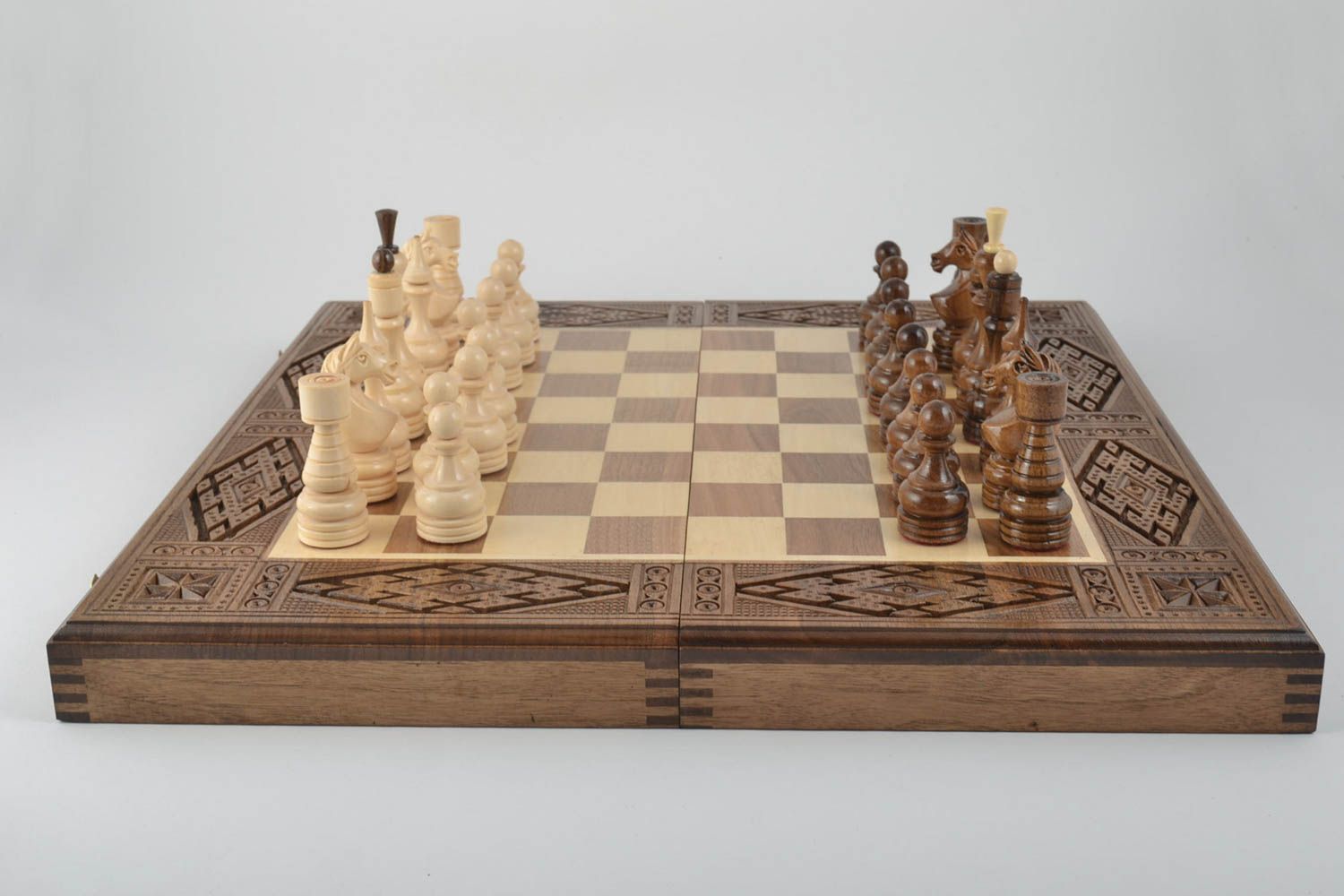 Настольная игра ручной работы доска для шахмат подарок мужчине из дерева фото 2