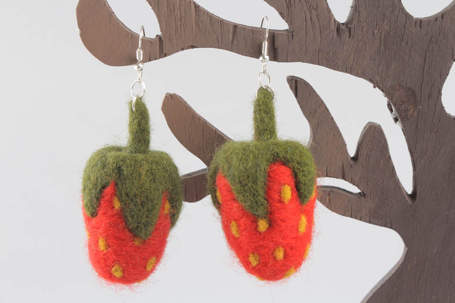 Ohrringe aus Wolle Erdbeere foto 1