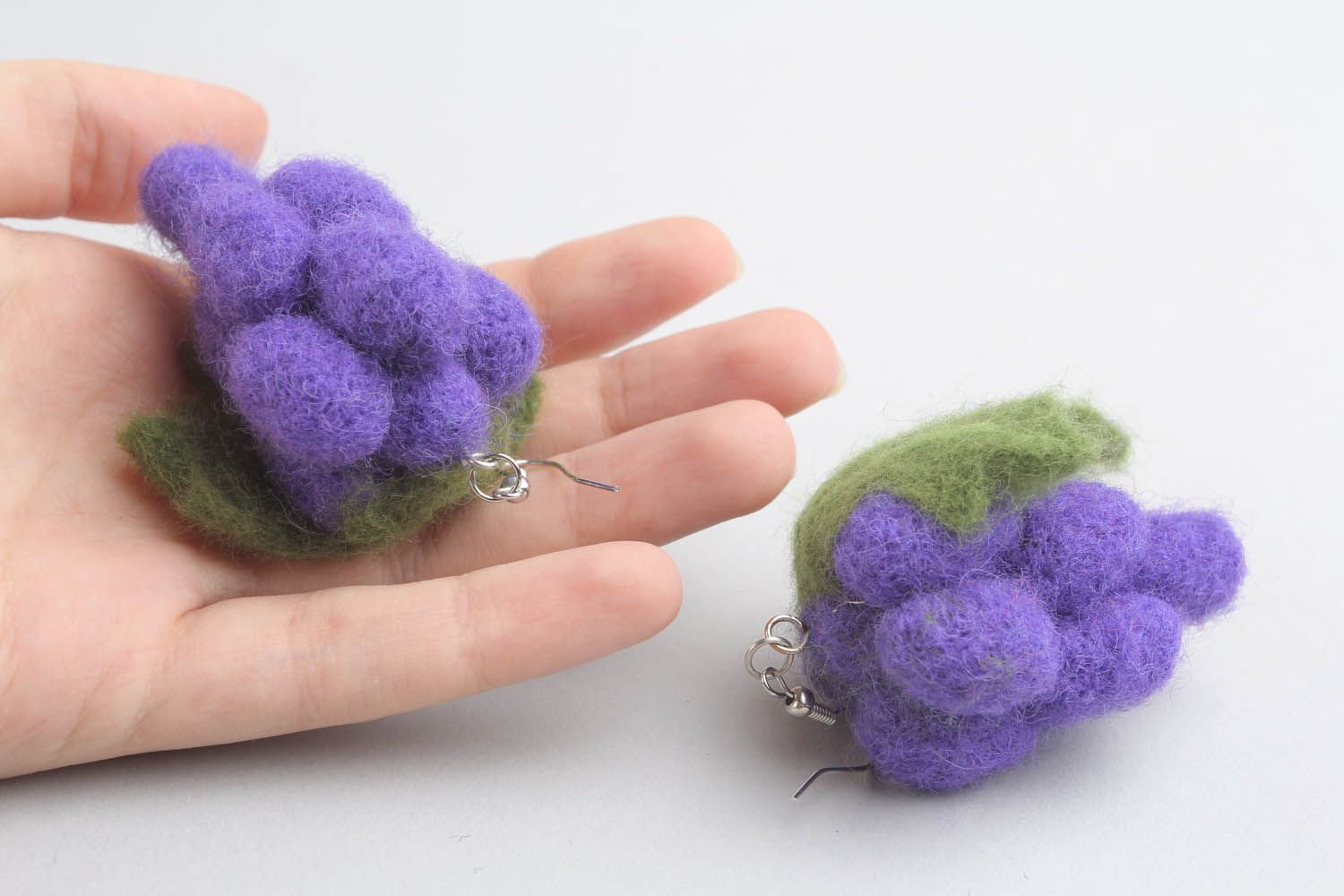 Boucles d'oreilles en laine feutrée raisins faites main photo 1