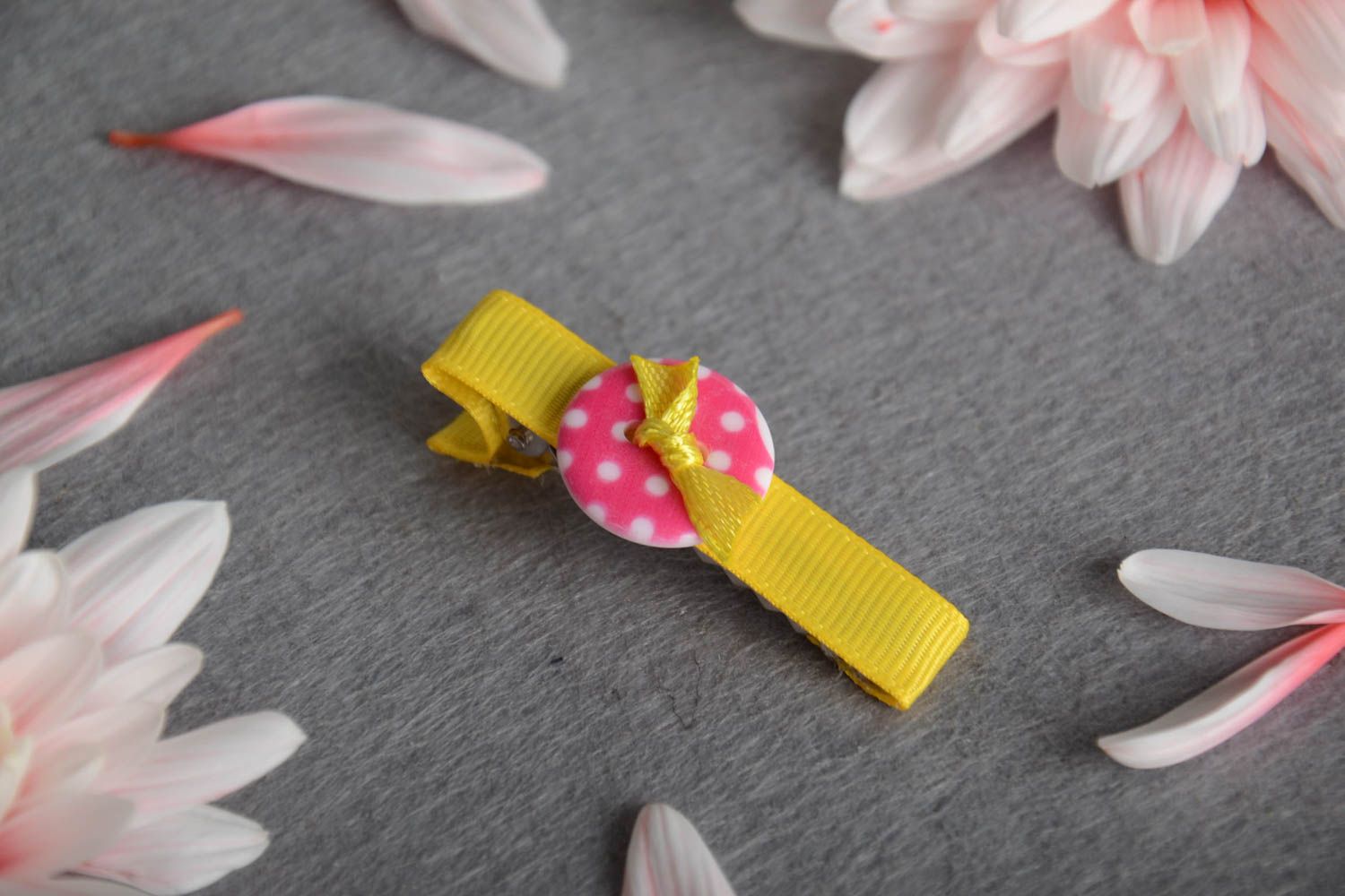Gelbe kleine Kinder Haarspange mit Knopf aus Ripsband handmade foto 1