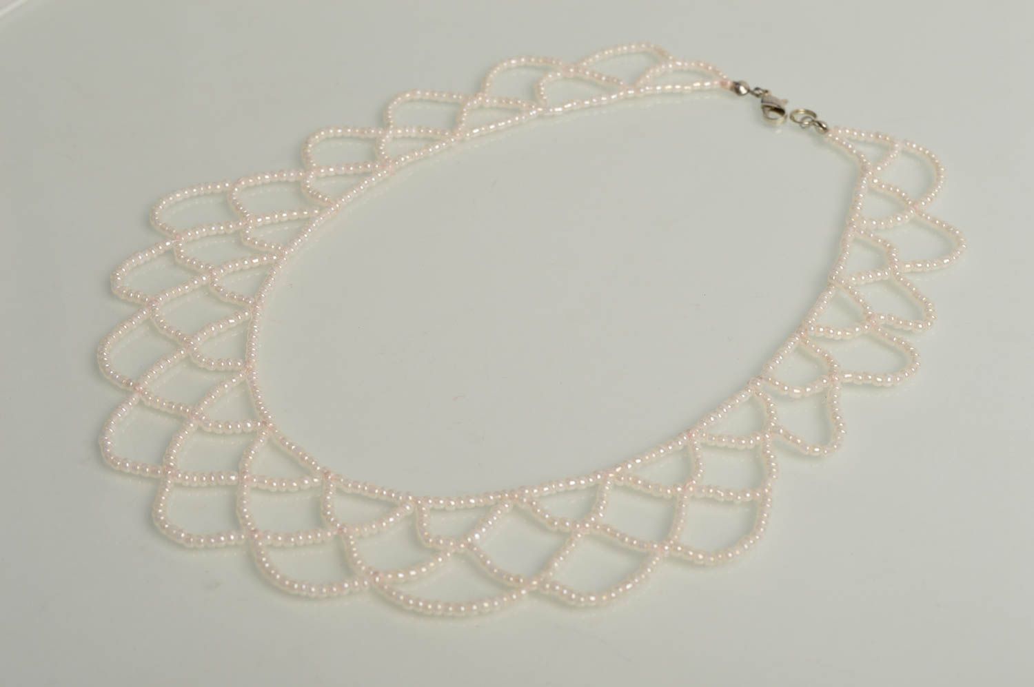 Белое украшение ручной работы ожерелье из бисера нежное колье из бисера фото 2