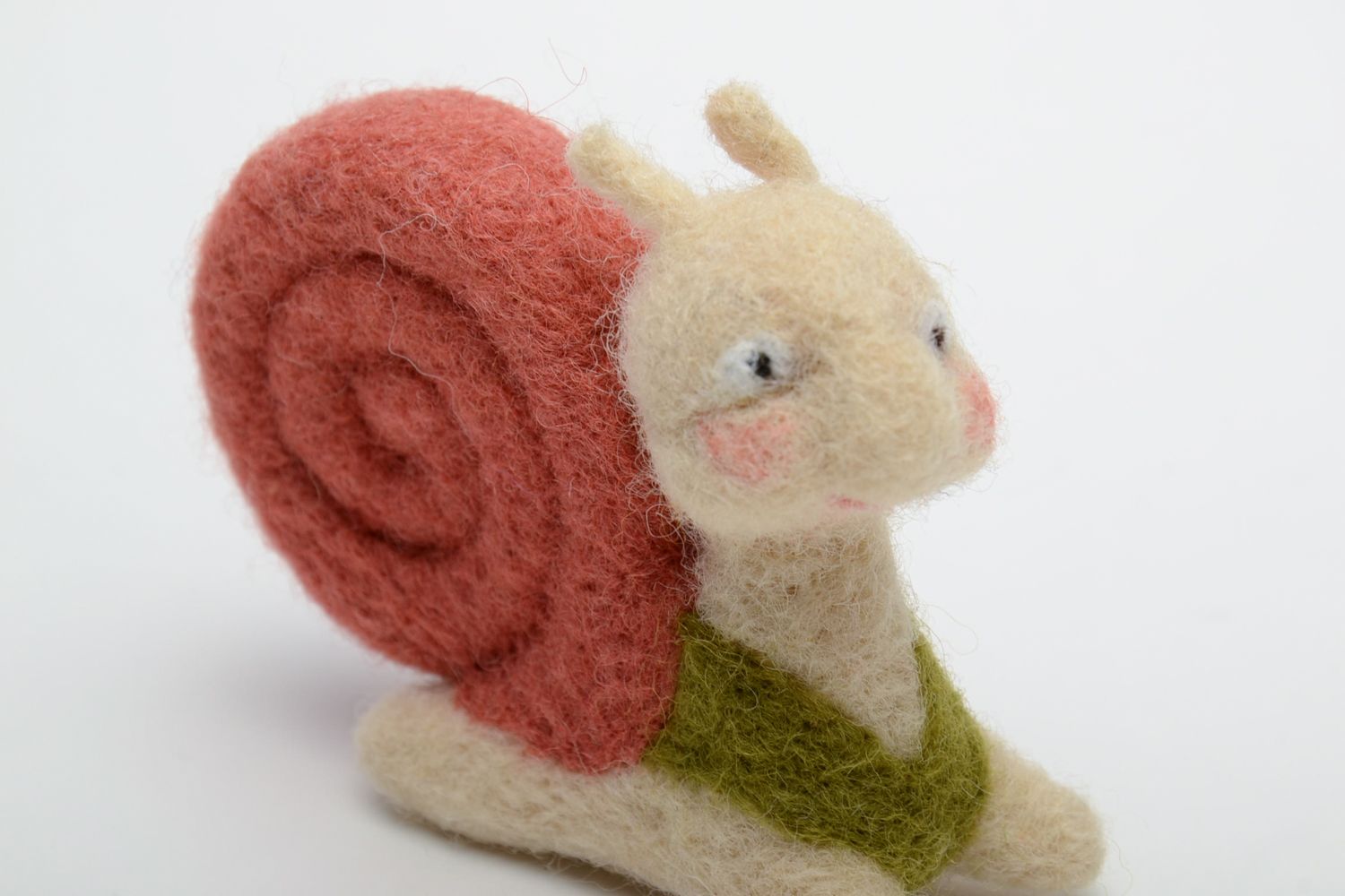 Petite peluche escargot en laine feutrée photo 3