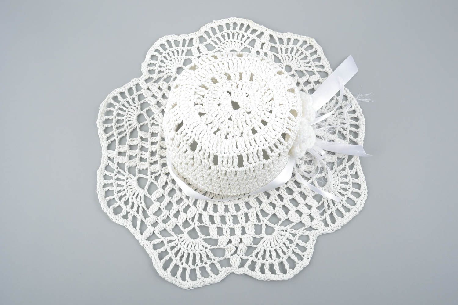 Chapeau d'été ajouré blanc avec fleur fait main en fils cotonniers accessoire photo 4