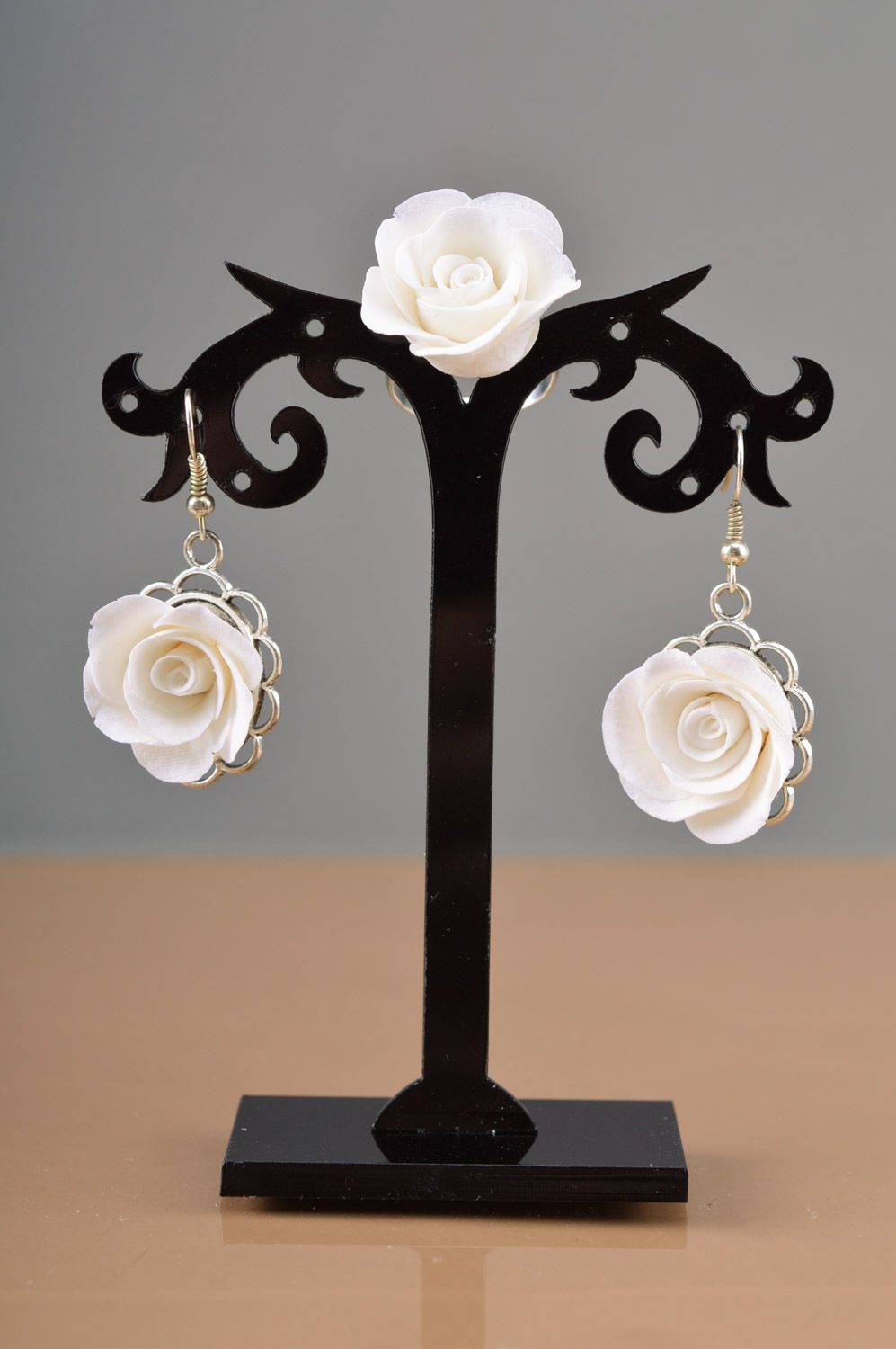 Набор украшений из полимерной глины ручной работы серьги-цветы и кольцо белые фото 5