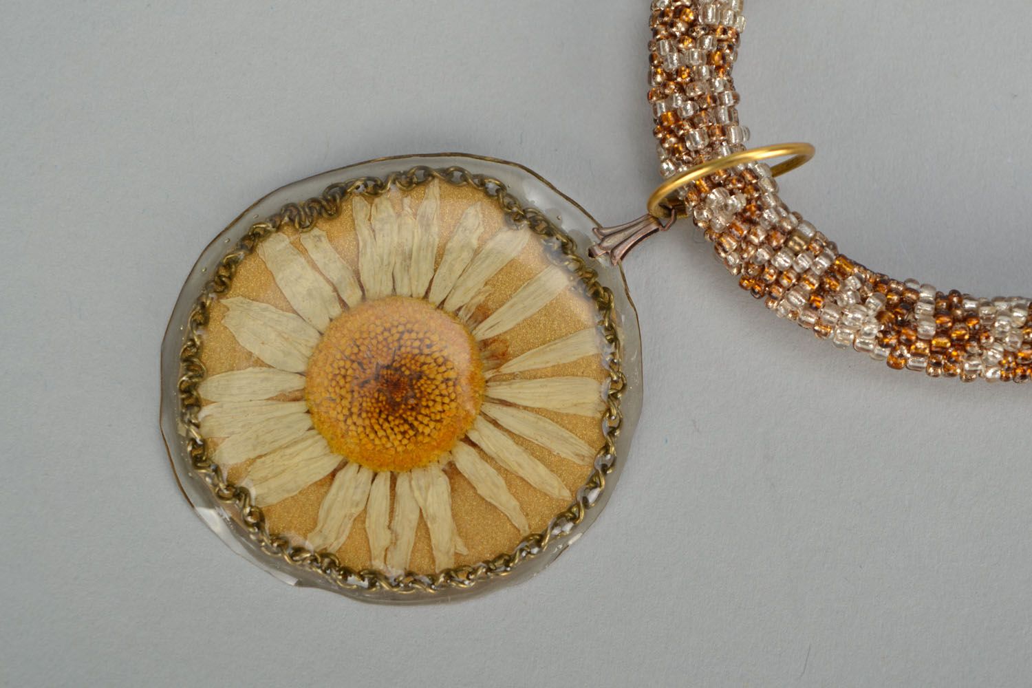 Beaded pendant with chamomile photo 3