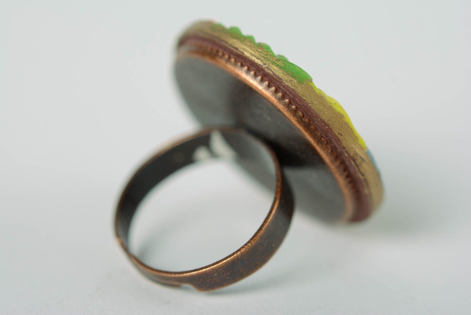 Handgemachter bunter exklusiver Ring aus Polymerton mit Prägung für Sommer foto 3