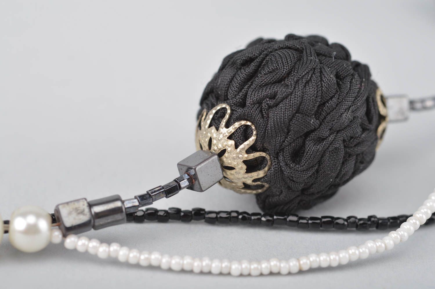 Collier textile Bijou fait main original de tons gris Cadeau pour femme photo 4